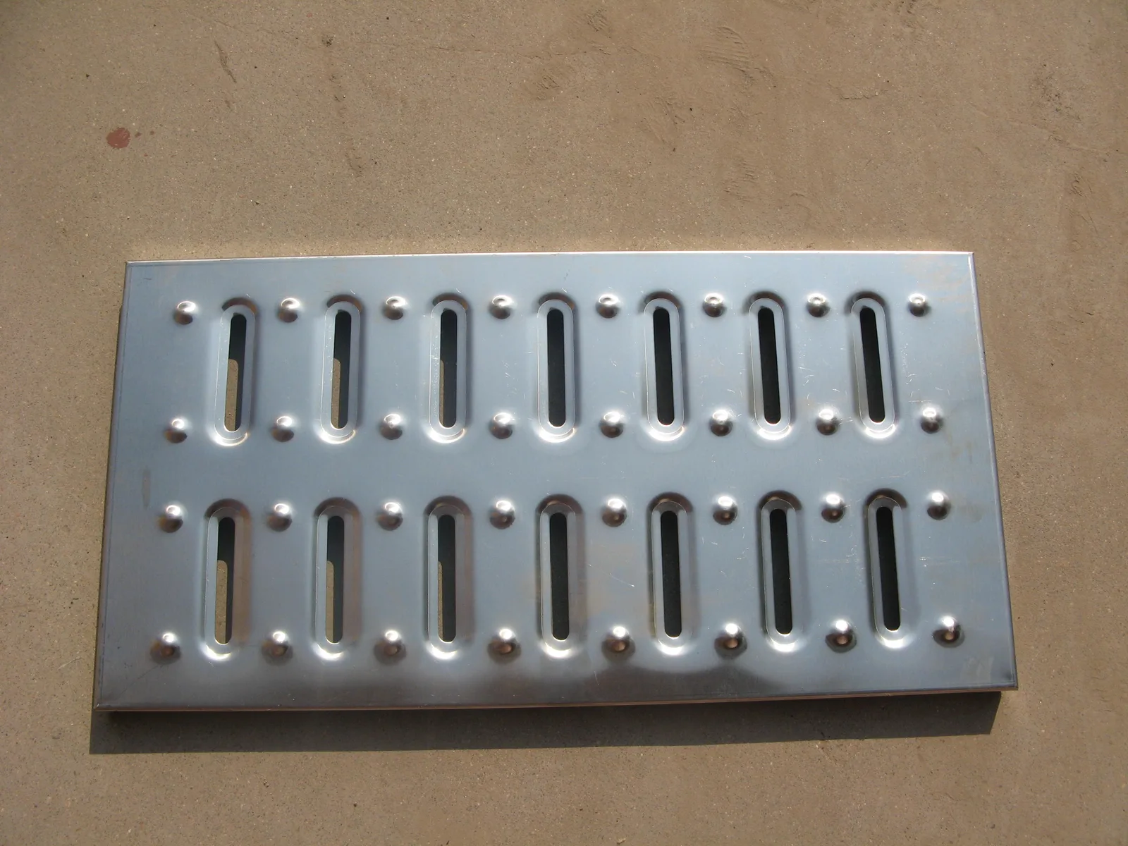 Anti-slip trench cover surface with raised studs