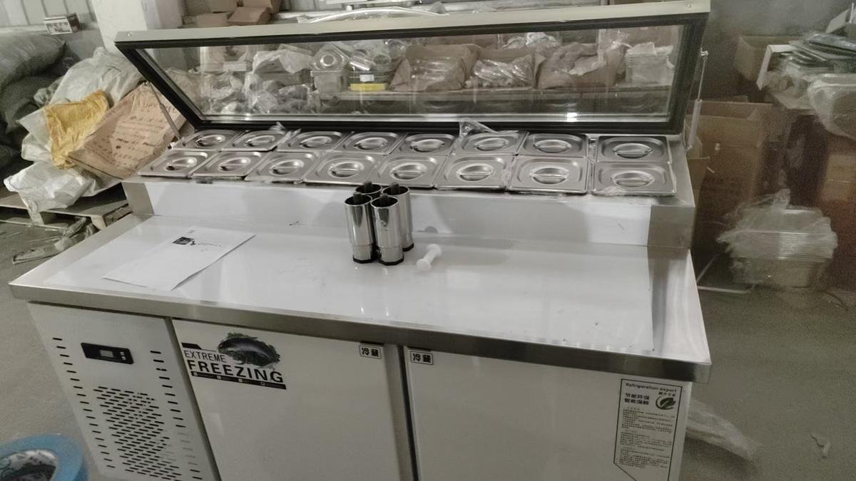 Pizza prep table side — energy label and specs clearly visible
