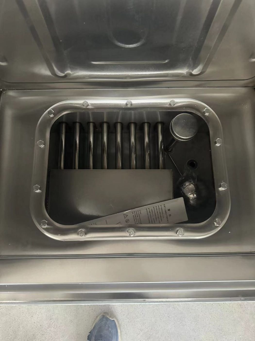 Close-up of food-grade silicone door gasket seated in the rim of a Full Kitchen rice steamer